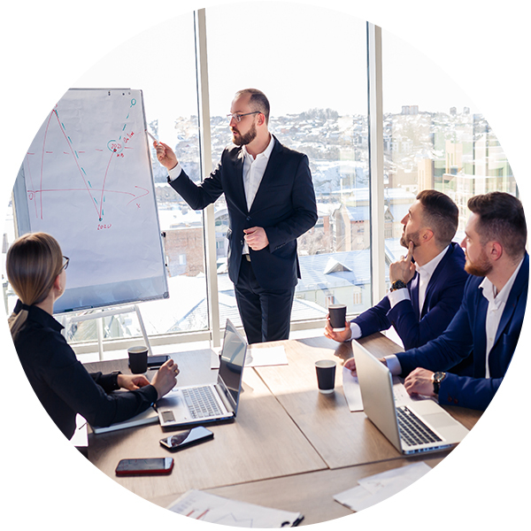 equipo de consultores empresariales en reunión analizando estrategias contables y financieras en oficina moderna